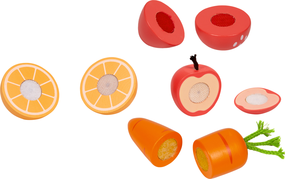 Obst und Gemüse als Spielzeug aus Holz, darunter Orangenscheiben, Apfelhälften und Karottenstücke.