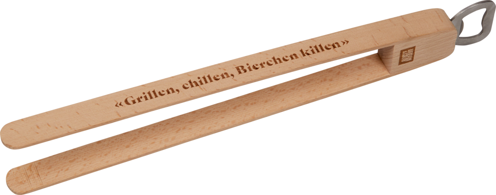 "Holzzange mit Flaschenöffner aus Metall, graviert mit der Aufschrift „Grillen, chillen, Bierchen killen“."