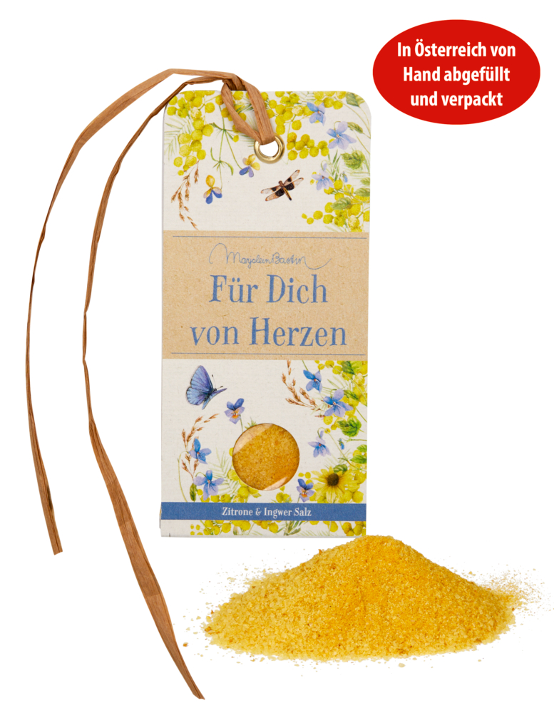 „Für Dich von Herzen“-Päckchen mit gelbem Salz davor; Der Anhänger ist mit Blumen und einem Band versehen.