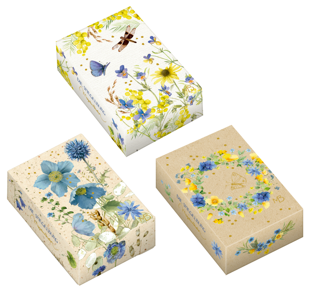 Drei rechteckige Geschenkboxen mit blauen und gelben Blumen- und Naturmustern.