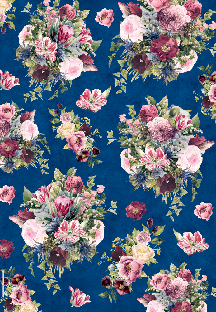 Blumenmuster mit bunten Sträußen aus Rosen, Tulpen und Blättern auf dunkelblauem Hintergrund.