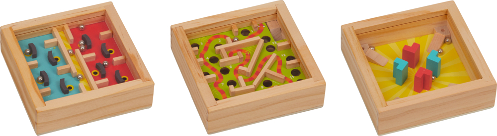 3 quadratische Labyrinth-Puzzles aus Holz mit bunten Hintergründen. Jedes enthält Löcher und kleine Metallkugeln.